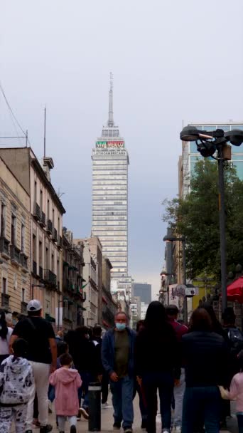 2021年9月 墨西哥城 人们走在墨西哥城的马德罗大街上 你可以看到拉丁美洲的塔 塔顶上有墨西哥国旗和墨西哥万岁的标语 — 图库视频影像