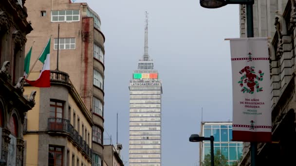 2021年9月 墨西哥城 墨西哥城的拉丁美洲塔 拉丁美洲塔展示墨西哥国旗 以纪念墨西哥革命 — 图库视频影像
