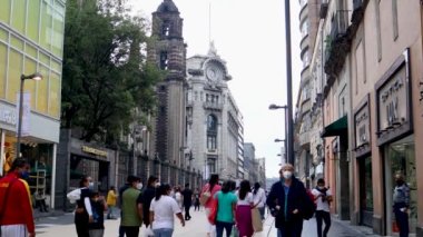 Meksika - Eylül 2021 Madero Caddesi, arka planda San Felipe Neri tapınağı olan Madero caddesinde yürüyen insanlar, Zocalo 'ya giden en önemli caddelerden biri..