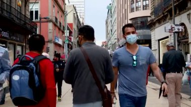 Mexico City, Meksika - Eylül 2021: Meksika 'daki Madero Caddesi' nde hafta sonları yürüyen turist ve aileler, Madero Caddesi birçok insan için bir geçiş yeridir..