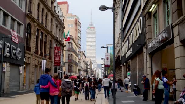 2021年9月 墨西哥城 在马德罗大街上走在美术宫方向的人们 在拉丁美洲塔楼的背景上显示出墨西哥万岁的标志 — 图库视频影像