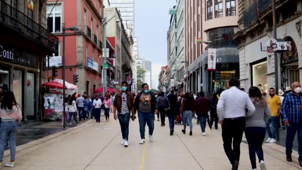 2021年9月 墨西哥城 人们在墨西哥城的梅德洛大街上行走 这是市中心最繁忙的街道之一 因为它连接了艺术宫和Zocalo — 图库视频影像