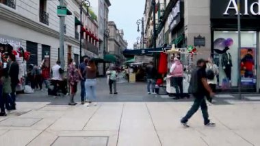 Mexico City, Meksika - Eylül 2021: 15 Eylül kutlamaları sırasında Madero caddesinde yürüyen insanların zaman aşımı.