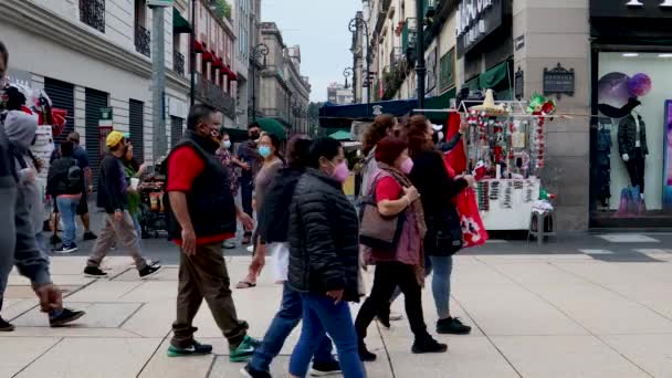 メキシコ市 2021年9月 9月15日のお祝いの間に首都のZocaloに向かう 街の通りを歩く人々 — ストック動画