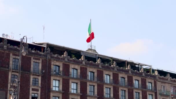 Ciudad México México Noviembre 2021 Bandera Mexicana Ondeando Cima Edificio — Vídeos de Stock