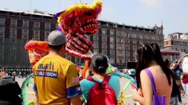 Mexico City, Meksika - Kasım 2021: Meksiko şehrinde bir alebrije 'yi izleyen insanlar, ölüm günü kutlaması sırasında birçok heykel ve alebrije monte edildi..