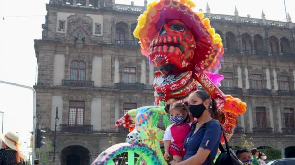 2021年11月 墨西哥城 墨西哥城Zcalo的Alebrije 一名妇女与一个骑自行车的骷髅人合影 以纪念死亡日 — 图库视频影像