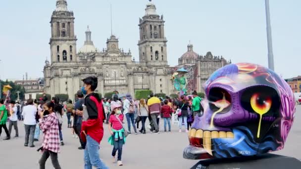 2021年11月 墨西哥城 在庆祝死日期间 在首都的Zocalo安放了骷髅雕塑 并在此背景下纪念大教堂 — 图库视频影像