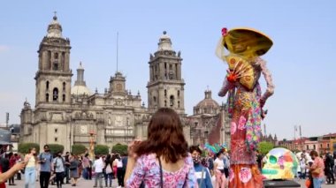Mexico City, Mexico - Kasım 2021: İnsanlar Catrina 'nın Zocalo' daki Ölüler Günü kutlamaları sırasında fotoğraflarını çekiyorlar, arka planda ise metropol katedrali gözleniyor..