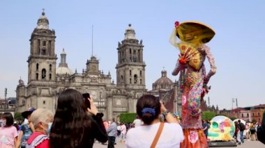 Mexico City, Mexico - Kasım 2021: Başkentin zocalo 'sunda bir kedi heykelinin heykeli, insanlar Catrina' nın arka planında, metropol katedrali gözleniyor ve fotoğraflarını çekiyor..