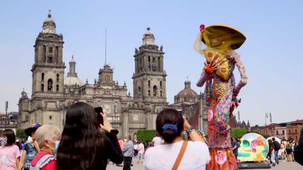 2021年11月 墨西哥城 首都佐卡洛 Zocalo 的白内障雕塑 人们观察白内障并拍照 在此背景下 大都会大教堂被观察到 — 图库视频影像