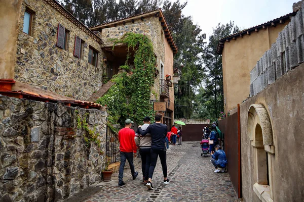 Tlaxcala, Meksika - Haziran 2021: Avrupa mimarisi ile güzel bir kasaba olan Val 'Quirico sokaklarında yürüyen turistler, yanında bir pansiyon ve hediyelik eşya dükkanı bulunuyor..