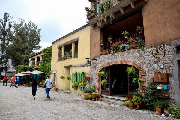 Tlaxcala, Meksika - Haziran 2021: Val 'Quirico köyünde yürüyen insanlar, güçlü bir Toskana ilhamı olan bir kasaba, güzel sokaklar çiçeklerle süslenmiş.