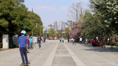 Mexico City, Meksika - Aralık 2021: Chapultepec ormanında bisiklet süren çocuklar, aileler ve kaykay süren çocuklar da görülüyor.