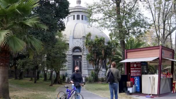 メキシコ市2021年12月 チャプルテペックの森の中にある水の庭博物館で 人間の進化における水の重要性を示す作品 — ストック動画