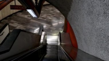 Mexico City, Meksika - Aralık 2021 Mexico City metrosunun elektrikli merdivenleri, turuncu hattaki metro çantalarına çıkan merdivenler..