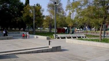 Mexico City, Meksika - Aralık 2021: Chapultepec 'te aile yürüyüşü, hafta sonları aileler yürüyüş veya Chapultepec ormanında egzersiz yapma fırsatını değerlendiriyor..