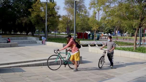 Πόλη Του Μεξικού Μεξικό Δεκέμβριος 2021 Νέοι Οδηγούν Ποδήλατο Στο — Αρχείο Βίντεο