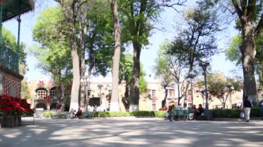 Tlaxcala, Meksika - Ocak 2022: İnsanlar Ocak ayının 1 'inde tlaxcala hükümet sarayının yanındaki parkta yürüyorlar.