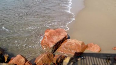 Puerto Vallarta sahilinde suya batırılan taşlar, su ve deniz taşlarının rahatlatıcı manzarası, kristal berrak su, kayalara çarpan deniz dalgaları.