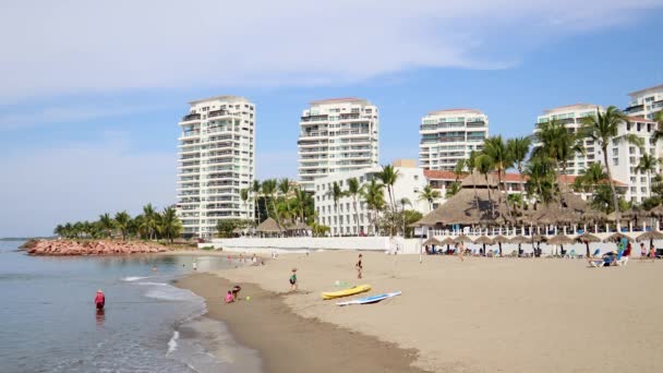 Puerto Vallarta Meksyk Luty 2022 Ludzie Cieszący Się Falami Plażach — Wideo stockowe