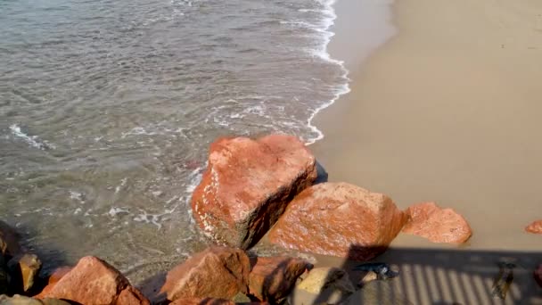 Steine Die Strand Von Puerto Vallarta Vom Wasser Durchnässt Werden — Stockvideo