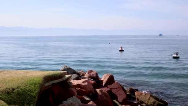 巴亚尔塔港海滩上的水 喷气式滑雪板和小船可以在背景上看到 这是一个美丽的旅游胜地 清澈清澈的水 是一个休息的地方 — 图库视频影像