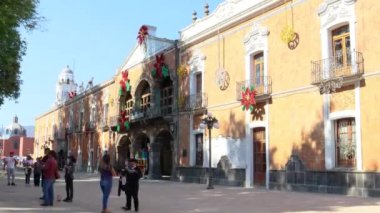 Tlaxcala, Meksika - Ocak 2022: Tlaxcala eyaleti devlet sarayının zaman aşımı, insanlar Noel süslemeleri ile süslenmiş girişten geçer.