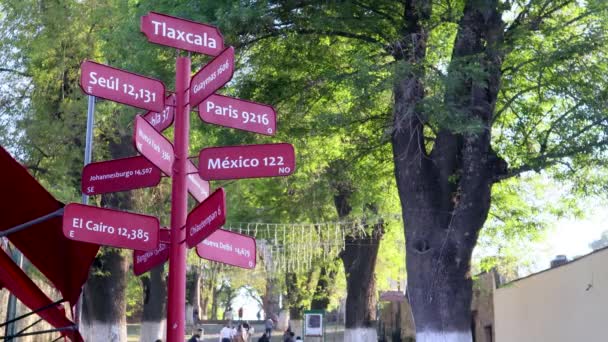 Tlaxcala Mexiko Januari 2022 Post Med Olika Tecken Internationella Destinationer — Stockvideo