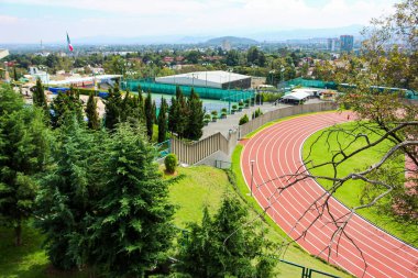 Mexico City, Mexico-Ekim 2016: Sporcuların çeşitli sporları çalıştıkları bir yer olan Lübnan Merkezi 'nin atletizm pisti, Meksika' nın arka planında da görülebilir.