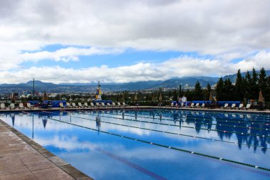 Mexico City, Mexico-Ekim 2016: Lübnan Merkez Havuzu, Meksika 'daki Lübnan toplumu için bir buluşma yeri, arka planda Mexico City.