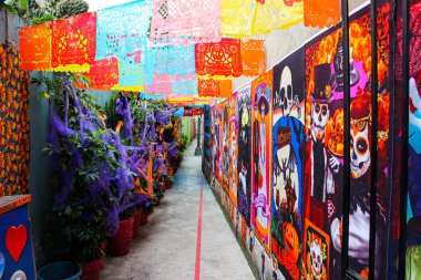 Mexico City, Meksika - Ekim 2016: Ölüler Günü ve Cadılar Bayramı süslemeleri ile şehir sokağı, Kasım ayında insanlar ölü akrabalarını kurban ederek ve süsleyerek kutluyorlar.