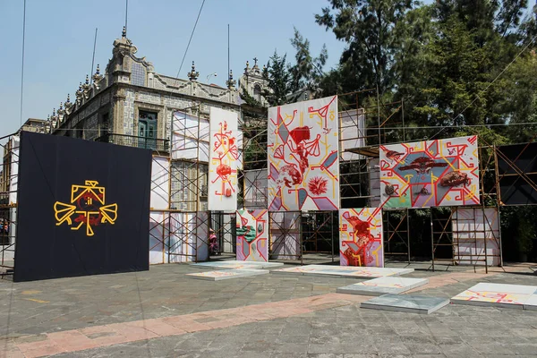 Mexico City, Meksika - Ekim 2015: Mexico City 'deki Latin Amerika Kulesi' nin bir tarafında resim sergisi.