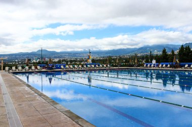 Mexico City, Mexico-Ekim 2016: Lübnan merkezinin Olimpiyat havuzu, Meksika 'da Lübnan kökenli insanların arkadaşları ve akrabalarıyla vakit geçirmek için buluştuğu bir yer..