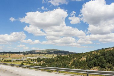 Tlaxcala 'nın panoramik manzarası, arka planda bir dağ görebilirsiniz, gökyüzü mavi ve bulutlar berrak ve renkli bitki örtüsü.