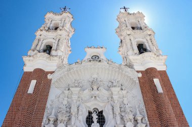 Tlaxcala, Meksika - Ekim 2015: Ocotln Bazilikası, her Mayıs ayında Bakire Ocotln 'in kutlandığı bir kilise ve mabet, sokakları çiçekler ve süslemelerle süslüyor.