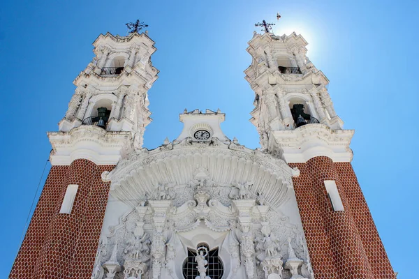 Tlaxcala, Meksika - Ekim 2015: Ocotln Bazilikası, eyaletin temsili bazilikası, Bakire Ocotln 'e özellikle saygı duyulan bir yer, Juan Diego' ya göründüğü bir hikayeden esinlenilmiştir