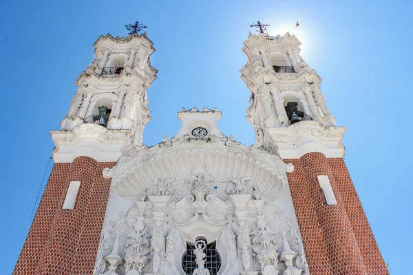Tlaxcala, Meksika - Ekim 2015: Ocotlan Kilisesi, devletin temsili bir kilisesi, yıllar yılı sokakların çiçeklerle süslendiği Ocotlan Bakiresinin kutlanması.