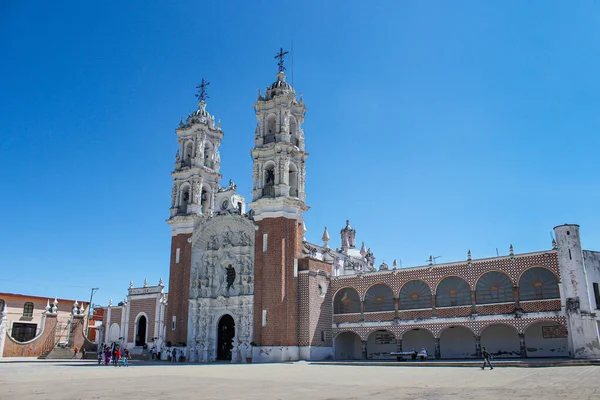 Tlaxcala, Meksika - Ekim 2015: Ocotln bazilikasının panoramik görünümü, Mayıs ayında Bakire Ocotln 'in kutlandığı Tlaxcala eyaletinin en temsili dini mekanlarından biri..