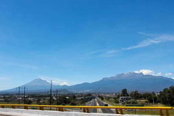 Tlaxcala, Meksika - Ekim 2015: Popocatpetl volkanı ve Iztacchuatl manzarası, birlikte Aztek uygarlığı zamanına dayanan bir aşk efsanesi oluştururlar..