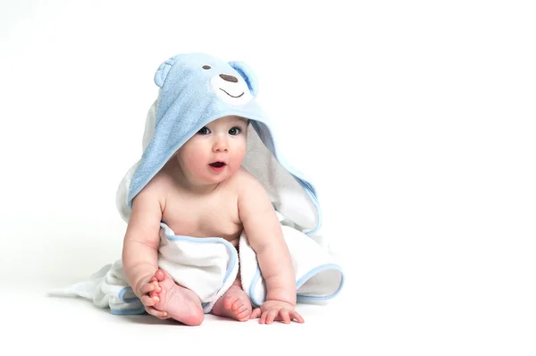 Bébé mignon dans une serviette isolée sur fond blanc — Photo