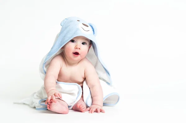 Beyaz arka plan üzerinde izole bir havlu içinde şirin bebek — Stok fotoğraf