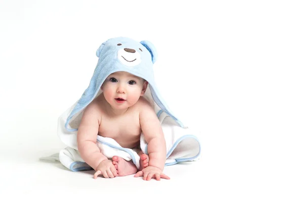 Schattige baby in een handdoek geïsoleerd op witte achtergrond — Stockfoto