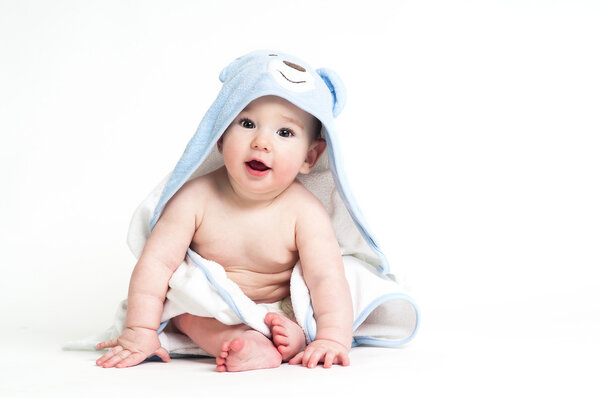 Симпатичный ребенок в полотенце изолированы на белом фоне
