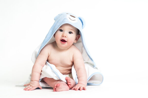 Bébé mignon dans une serviette isolée sur fond blanc — Photo