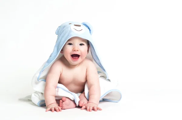 Bébé mignon dans une serviette isolée sur fond blanc — Photo