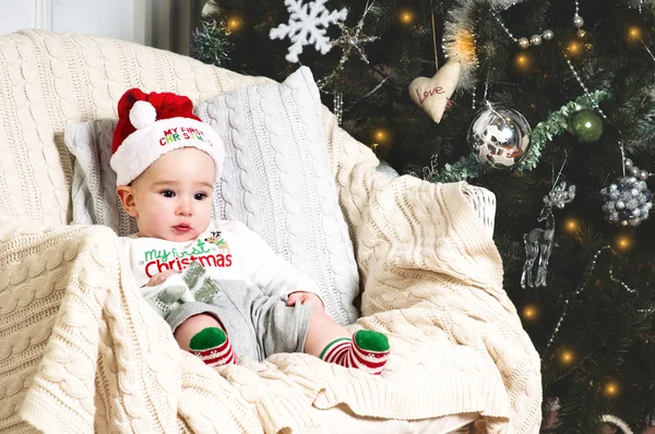 Yeni yıl bebeği Noel ağacının altında — Stok fotoğraf
