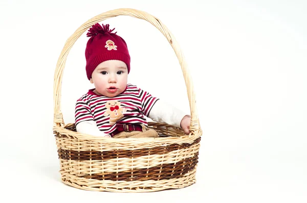 Schattig peperkoek baby in een mand — Stockfoto