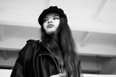 Eski moda modunda bir kızın siyah beyaz görüntüsü. Çeşitli duygu ve ruh halleriyle farklı tarzlarda bir kızın stüdyo portreleri..