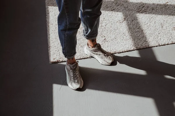 Kvinna Jeans Och Sneakers Står Ett Golv Med Matta Och — Stockfoto